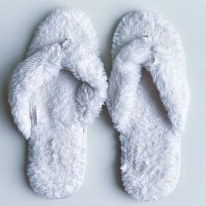 Target Gertex White Faux Fur Flip Flop Style Fuzzy House Slippers EUC | Size M/L
